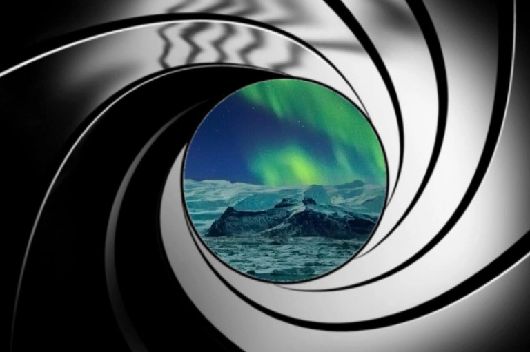 James Bond i Island med dramatiske vulkanstensklipper og dybyblåt vand.