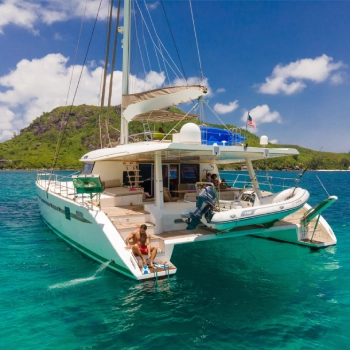 Katamaran sejler gennem Seychellernes turkisblå farvande.