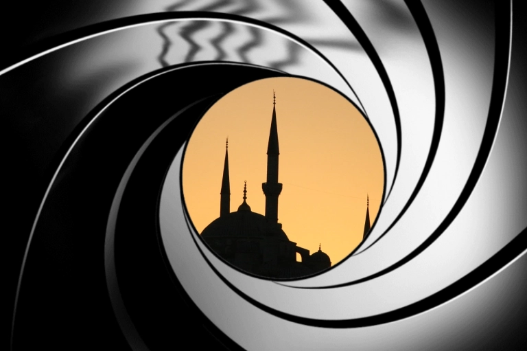 Istanbul skyline med Bosporusstrædet og historiske minareter.