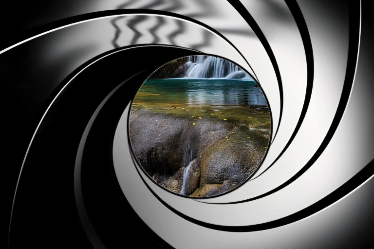 GoldenEye‑inspireret rejsemotiv med dramatisk natur og filmisk stemning.